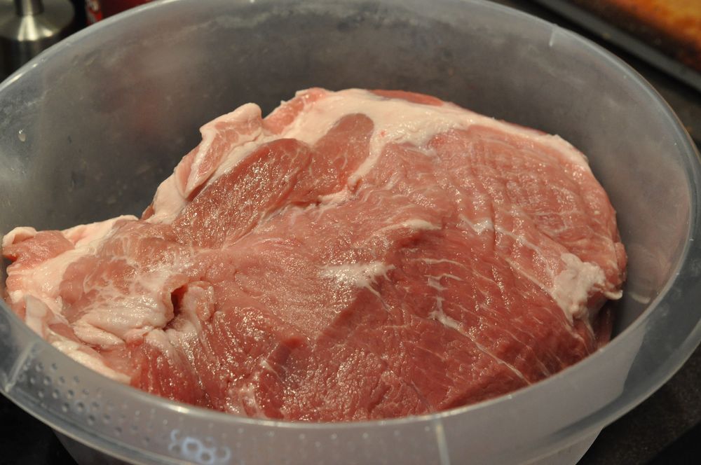 Рецепт вкусной свинины в мультиварке. Мясо буженина. Буженина из говядины в мультиварке. Ошеек свиной. Буженина в мультиварке.