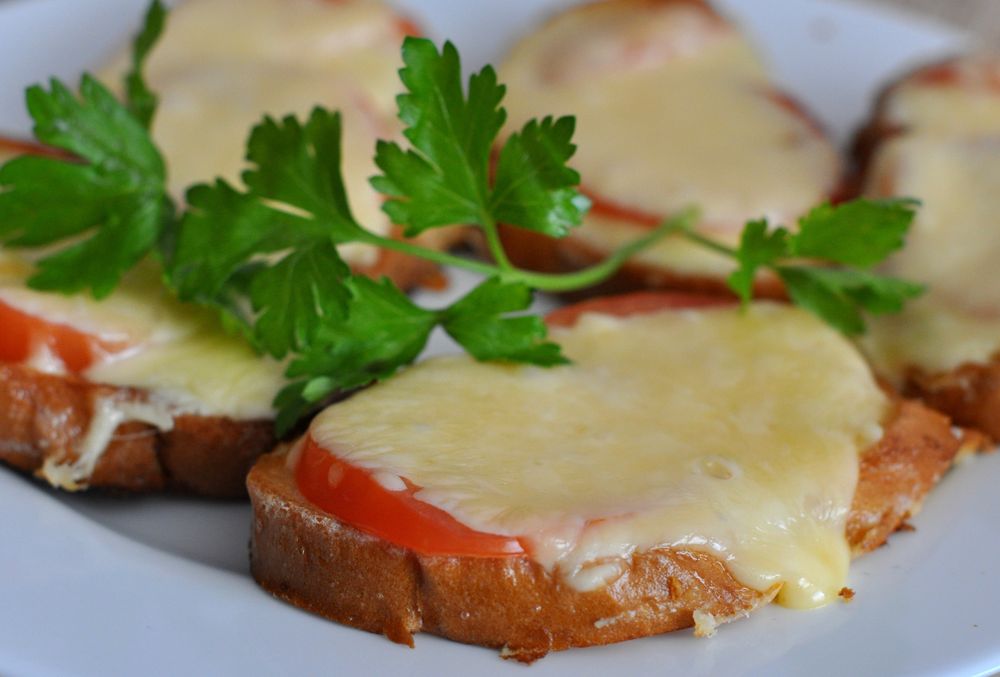 Сэндвич с помидором и сыром