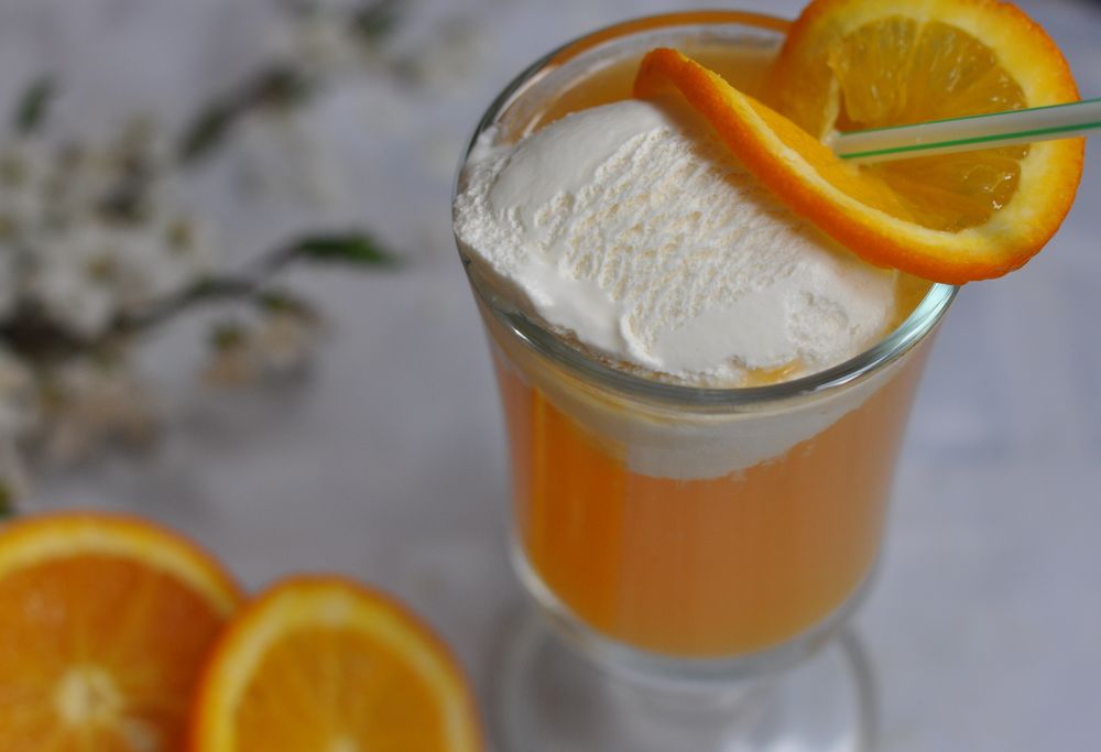 Апельсин в блендере рецепты. Айс Крим апельсиновый. Молочный коктейль айс Крим. Коктейль с апельсином. Коктейль с апельсиновым соком.