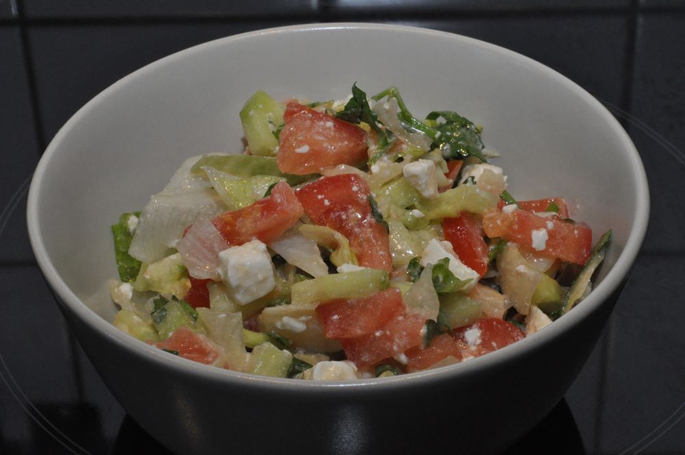 Салат овощной с салатом Айсберг помидор и огурец. Овощной салат с айсбергом. Овощной салат с салатом айсберг
