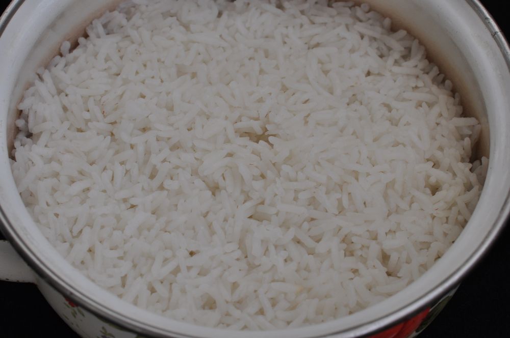 Сколько держать рис. Рисовая каша рассыпчатая. Рисовые хлопья вареные. Рисовая каша рассыпчатая на воде. Рисовая каша домашняя рассыпчатая.