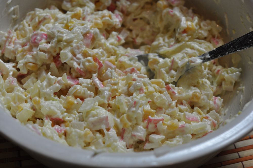 Яйцо краб палочки. Салат с крабовыми палочками и яйцом. Салат с крабовыми палочками и кукурузой и яйцом. Салат из крабовых палочек и яиц. Перемешать салат из крабовых палочек.