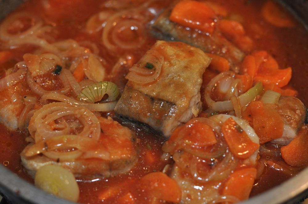 Рыба с овощами на сковороде рецепты. Рыба в томатном соусе. Рыба тушёная с овощами на сковороде. Рыба тушёная с овощами в томатном соусе. Скумбрия, тушёная с овощами в томате.