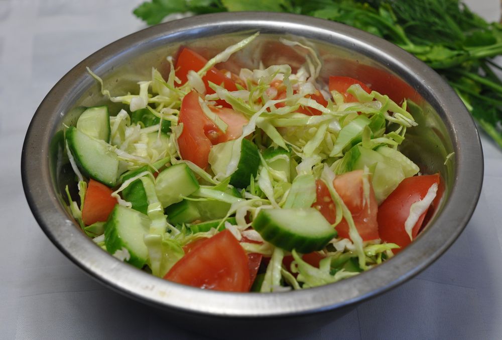 Классический салат огурец помидор капуста. Салат из свежей капусты с огурцом и помидором. Витаминный (капуста, перец, огурец, морковь) 100г - 35р. Салат капуста огурец помидор. Салат с капустой и помидорами.