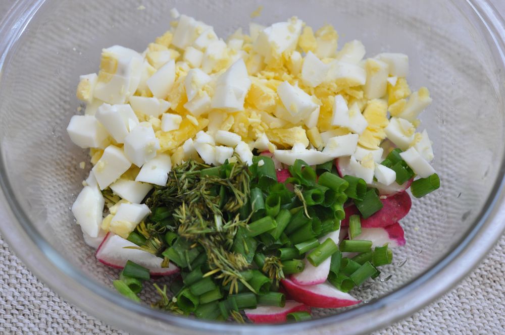 Салат яйца редис лук. Картофельный салат с редисом. Картофельный салат с зеленью. Салат с редиской картошкой и яйцом. Салат из редиски с яйцом.