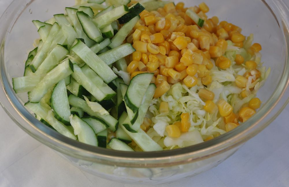 Салат из свежих огурцов и кукурузы консервированной. Салат капуста огурец кукуруза. Салат с кукурузой и огурцом. Салат из капусты огурцов и кукурузы. Салат из капусты с огурцом и кукурузой.