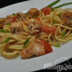 Спагетти с курицей и овощами