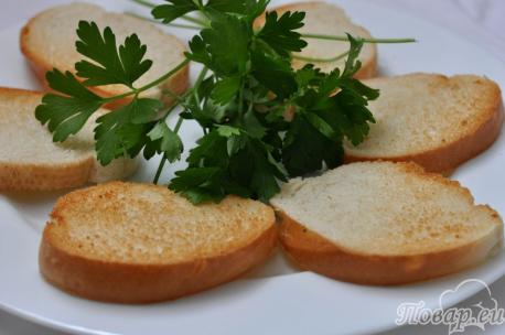 Бутерброды с огурцом: обжаренный хлеб