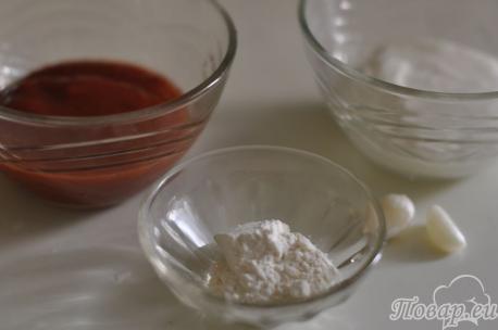 ингредиенты для приготовления чесночного соуса со сметаной