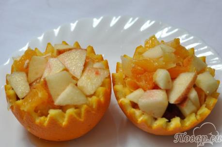 Десерт в апельсине: корзинки с фруктами