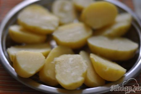 Половинки отварного картофеля для приготовления фаршированного картофеля с мясом