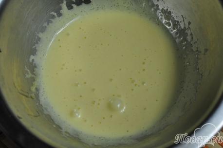 Гоголь-моголь с молоком: яйцо с сахаром