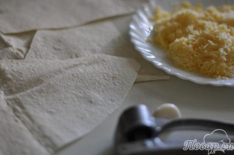 Приготовление горячей закуски из лаваша с сыром: шаг 1