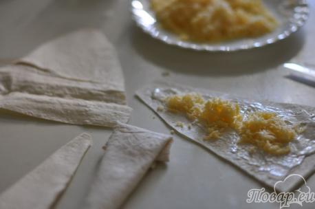 Приготовление горячей закуски из лаваша с сыром: шаг 2