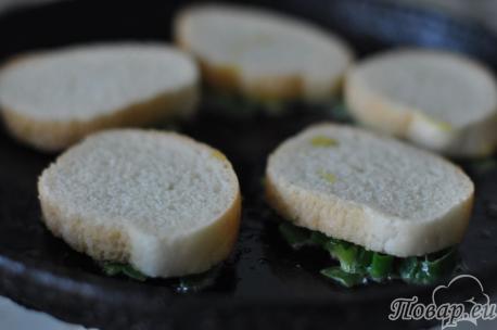 Обжаривание горячих бутербродов с зелёным луком