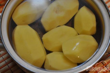 Жареная картошка на сковороде: очищенный картофель