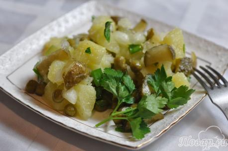 Картофельный салат с горошком