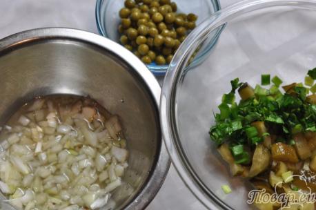 Картофельный салат с горошком: подготовка ингредиентов