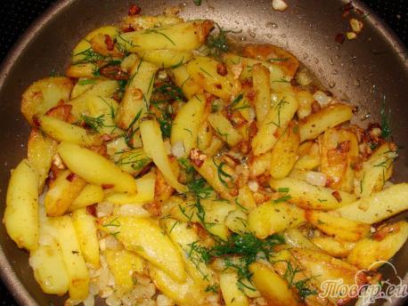 жарим картошку с луком с зеленью и чесноком