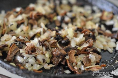 Картошка тушёная с грибами: грибы с луком
