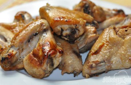Куриные крылышки в медово-соевом соусе: готовое блюдо