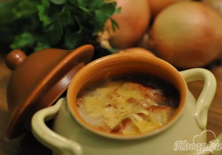 Луковый суп с сыром и гренками
