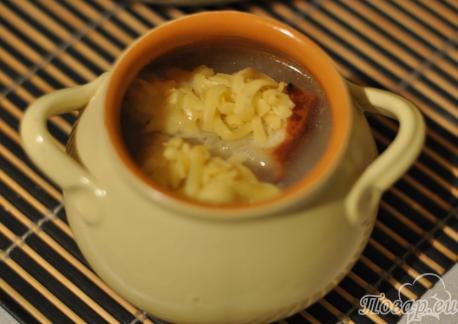 Луковый суп с сыром и гренками в горшочке