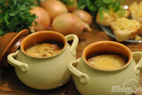 Луковый суп с сыром и гренками готов