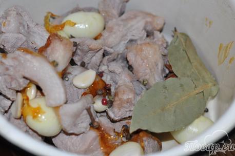 свинина для мяса по-китайски в соевом соусе в кастрюле