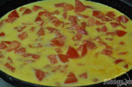 Омлет с помидорами и сыром: на сковороде