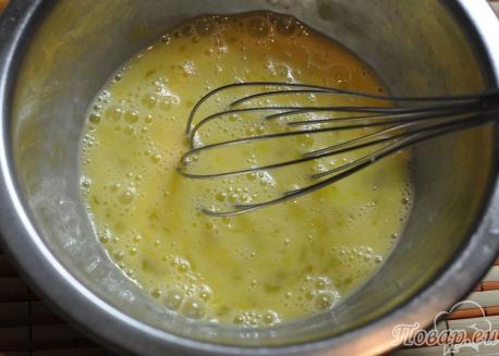 Омлет с сыром на сковороде: яичная масса