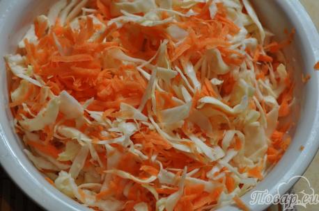 Острая капуста по-корейски: овощи в миске
