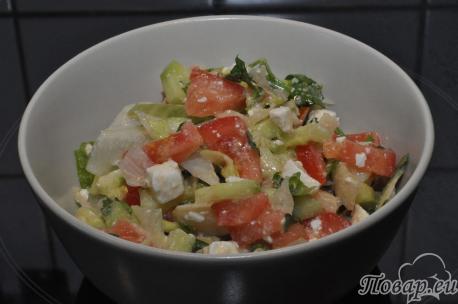 Рецепт овощного салата из помидор, огурцов и салата айсберг 