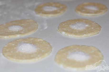 Печенье Ракушки с творогом: кружочки теста с сахаром