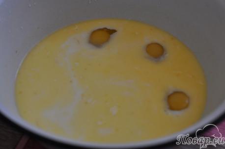 Масло, молоко, яйца для приготовления дрожжевого теста для выпечки