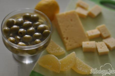 ингредиенты для приготовления канапе с сыром и мармеладом.