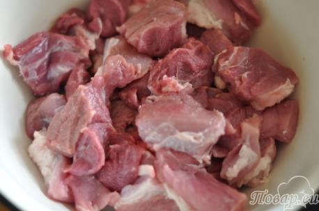 Кусочки мяса для приготовления шашлыка из свинины