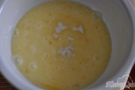 Яйца с сахаром для приготовления тонких блинчиков