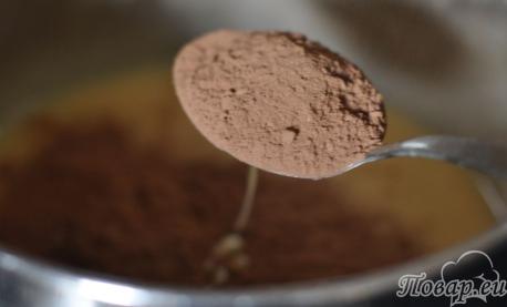 Добавление какао для приготовления торта Птичье молоко
