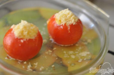 Приготовление яичницы в помидоре с сыром