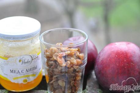 Необходимые продукты для овсянки на воде с изюмом, мёдом и яблоками