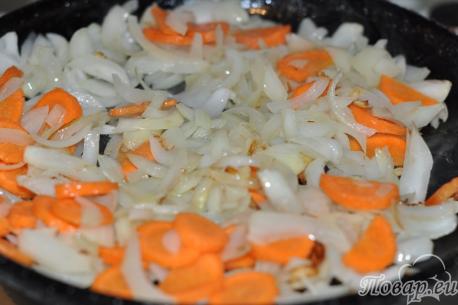 Рагу овощное с баклажанами: лук, морковь