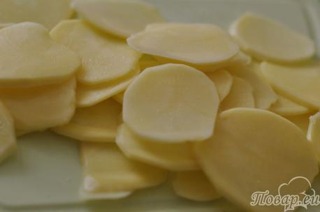 Ломтики картофеля для рецепта домашних чипсов