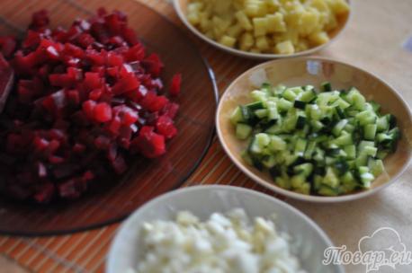 Подготовленные овощи и яйца для рецепта холодника