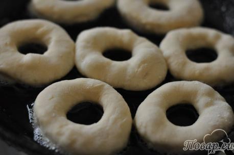 Рецепт пончиков на кефире: колечки на сковороде
