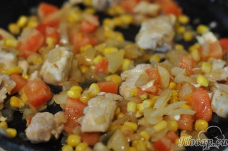 Рис с курицей и овощами в горшочке: обжаривание