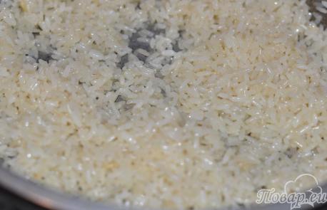 Рис с томатом и сыром: обжаривание риса