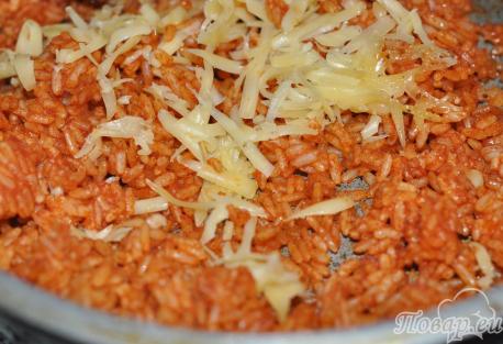 Готовый рис с томатом и сыром