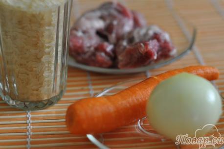 ингредиенты для приготовления риса со свининой в горшочках.