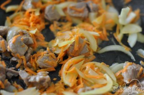 Мясо с овощами для приготовления риса со свининой в горшочках.